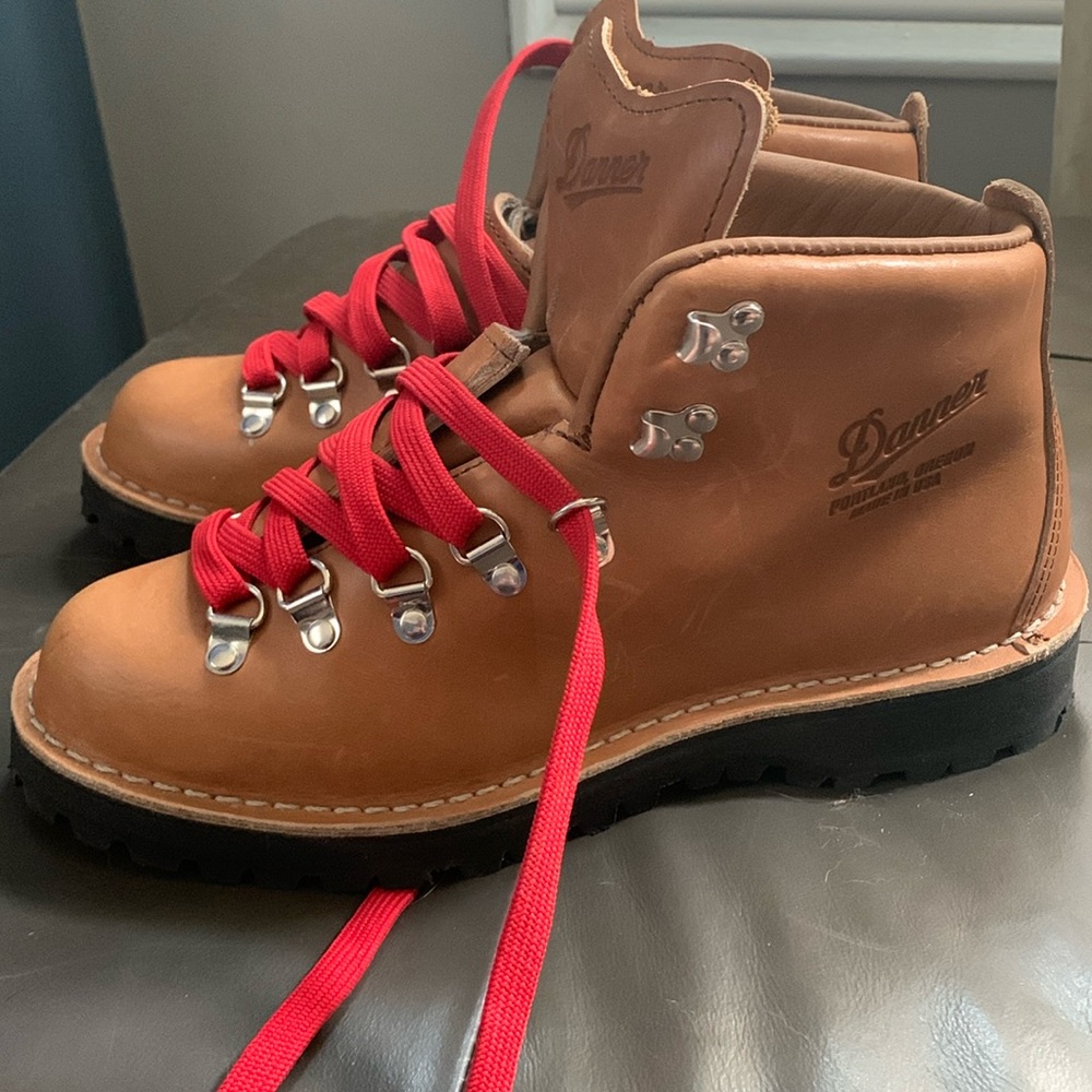 Women’s Danner Mountain Light Cascade boots size 9.